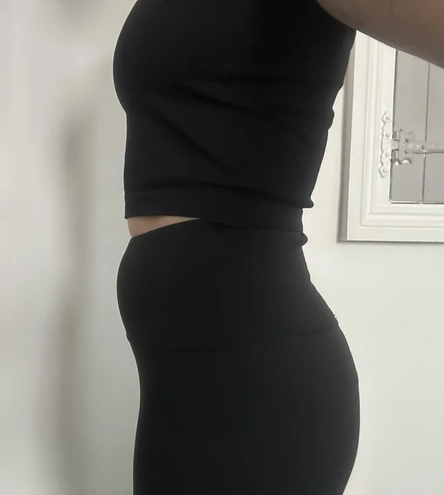 Foto de perfil de uma mulher mostrando a pochete abaixo da barriga.